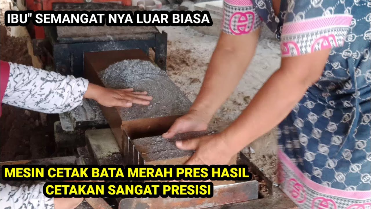 mesin cetak bata merah pres walau sedanghujan masih tetap bekerja