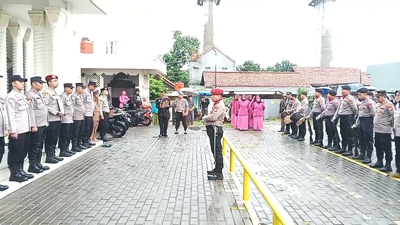 UPACARA PEMBERANGKATAN DAN PEMAKAMAN JENAZAH ALMARHUM AIPTU EFAN PARYANA 