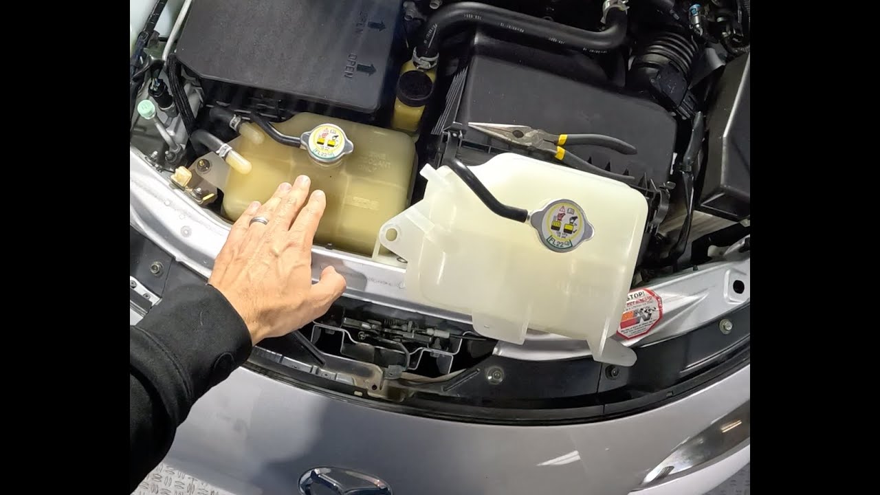 Замена бачка охлаждающей жидкости Mazda Miata 2006 года — POV Car Repair