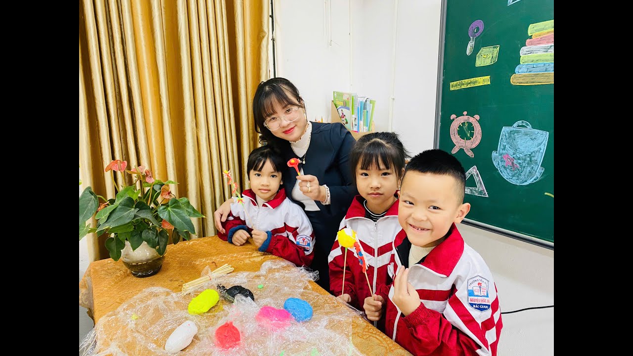Lớp 1A3 - trường Tiểu học Nguyễn Khắc Nhu tham gia trải nghiệm nặn tò he, một trò chơi dân gian.