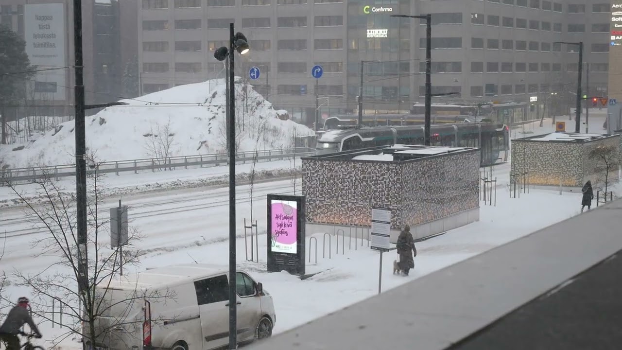 Uudenvärisiä pikaraitiovaunuja Helsingissä