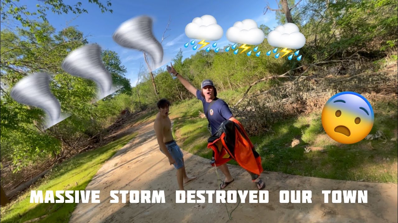 Huge tornado destroys small town in GA