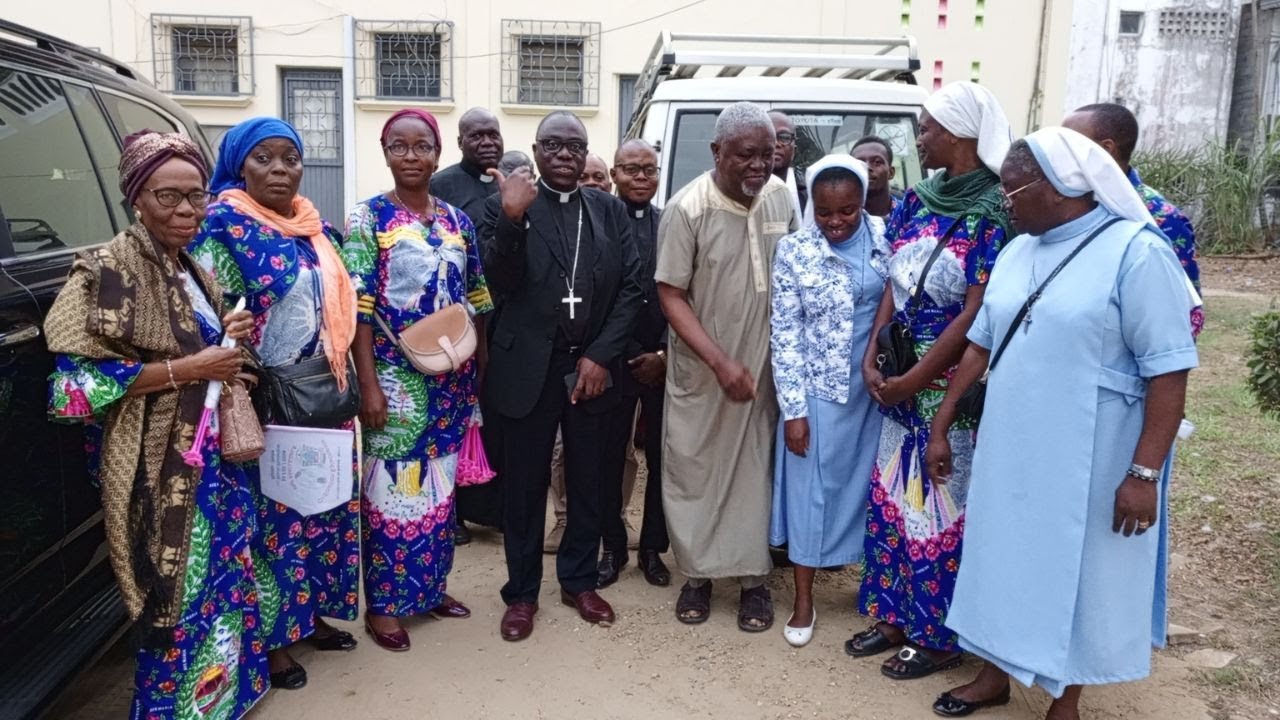 RETOUR DE ROME DE MGR ABEL LILUALA , ARCHEVÊQUE DE PN  APRÈS LA REMISE DU PALLIUM PAR LE SAINT PÈRE