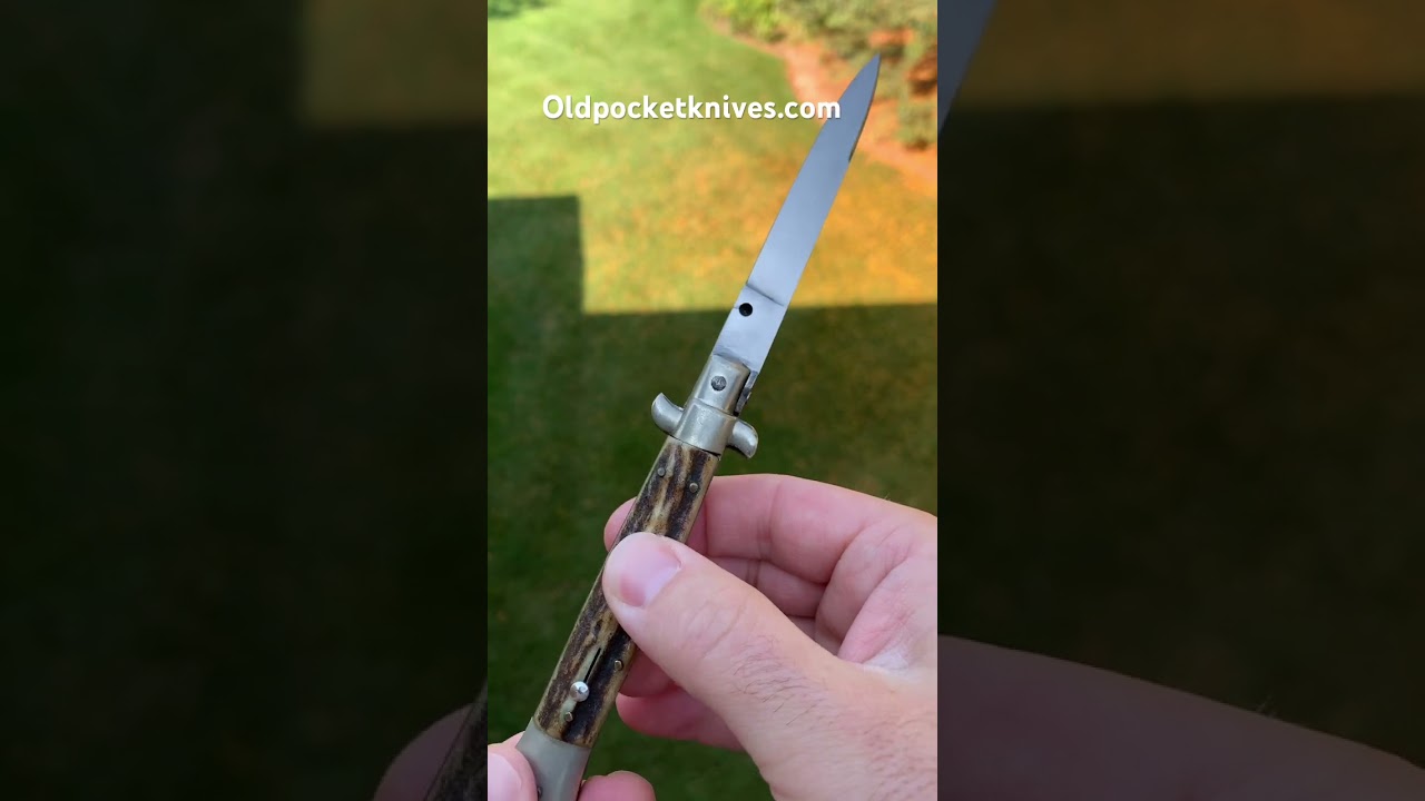 How do you close this 1960s Italian switchblade knife?  Watch to find out #switchblade #cool #knife
