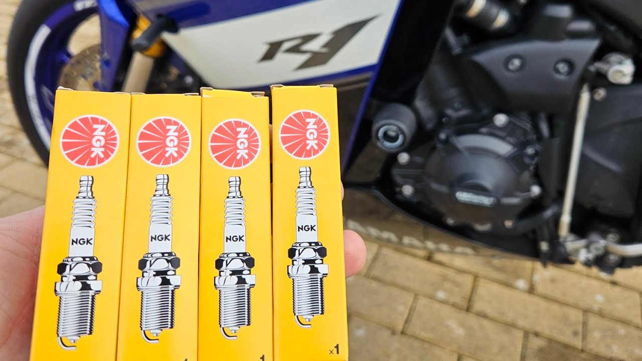 Jak wynienić świece i filtr powietrza w YamahaR1rn22.Replacing the spark plugs and air filter