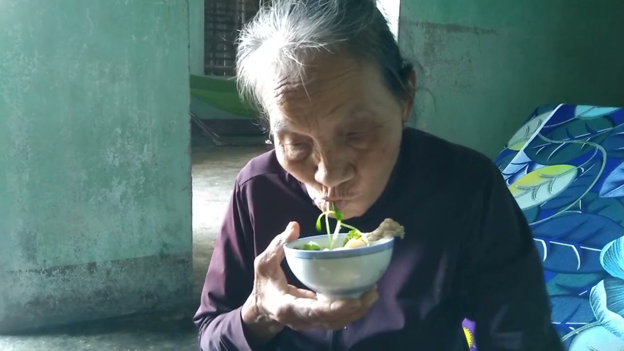 Gà 🐔 nấu lá giang ăn với bún ngo quá 