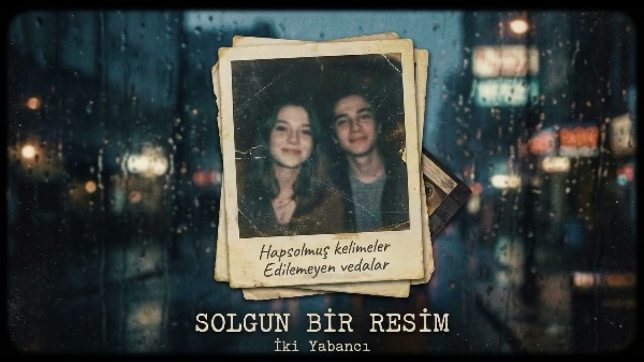 Solgun bir resimde gülümsüyor iki yabancı.