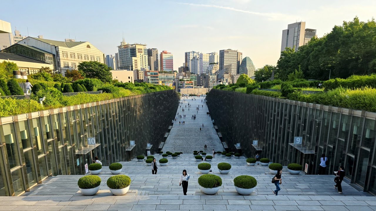 Ewha Womans University: A Seoul Campus Tour & Shopping Street Stroll 🛍️🇰🇷