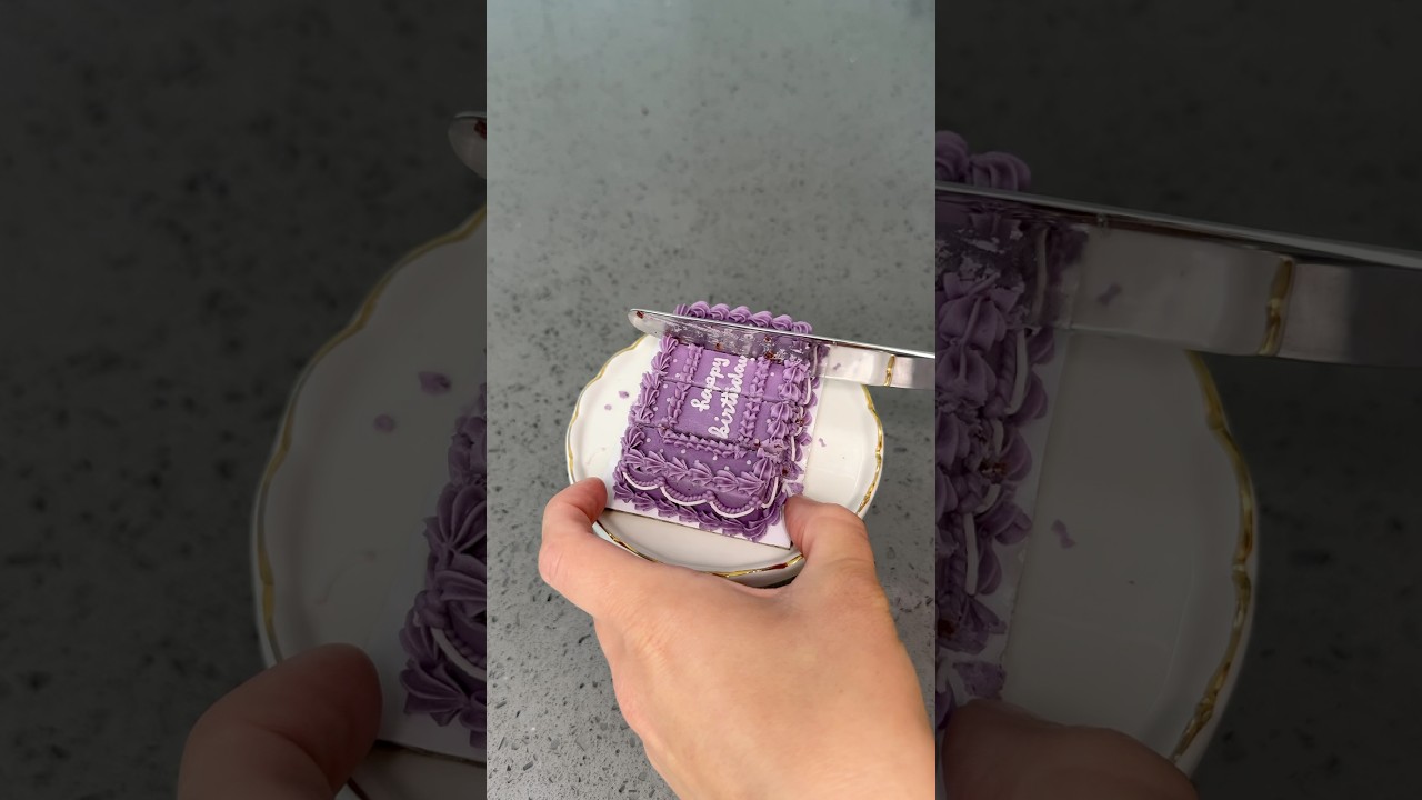 Slicing the mini sheet cake!! 🍰#cake #cakedecorating #shorts  #mini