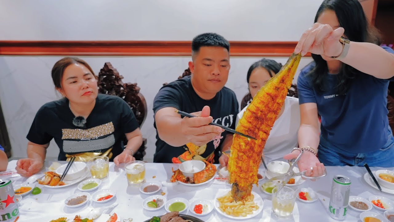 ĂN MỪNG CON TRAI THẮNG LỚN – BỮA TIỆC HẢI SẢN & HEO SỮA QUAY TẠI TUẤN MẬP NHA TRANG | TUYÊN XINH GÁI