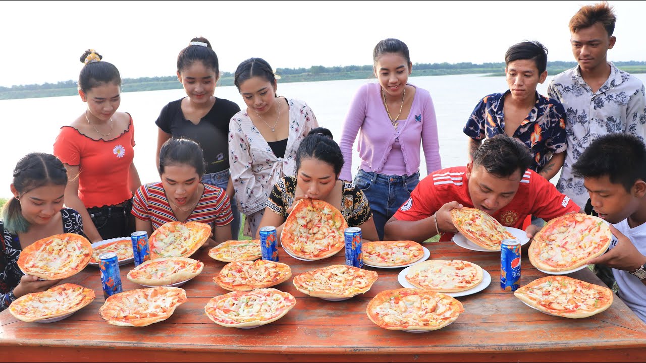 Eating pizza challenge - Pizza challenge