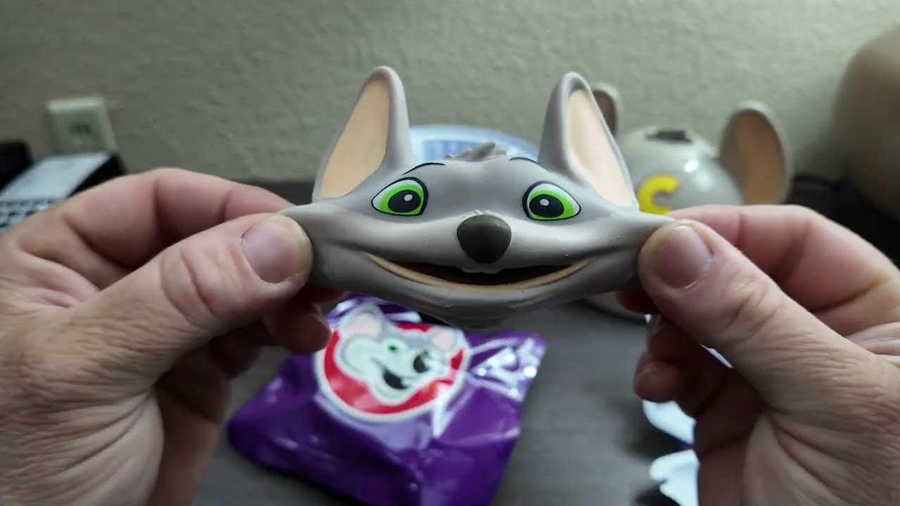 Я распаковываю второе загадочное яйцо Chuck E Cheese!