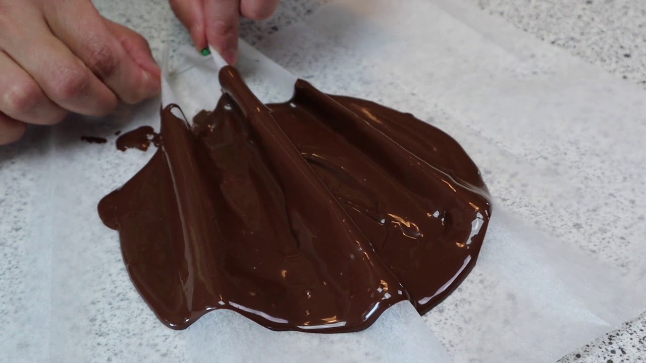 How to make a chocolate fan طريقة عمل مروحة من الشوكولاتة لتزيين الكيك