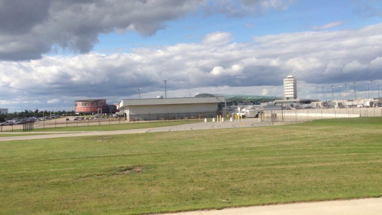Final approach and landing in Grand Rapids, Michigan