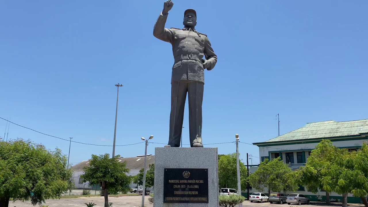 Moçambique/Mozambique Quelimane, praça de Samora Machel e avenida Samora Machel