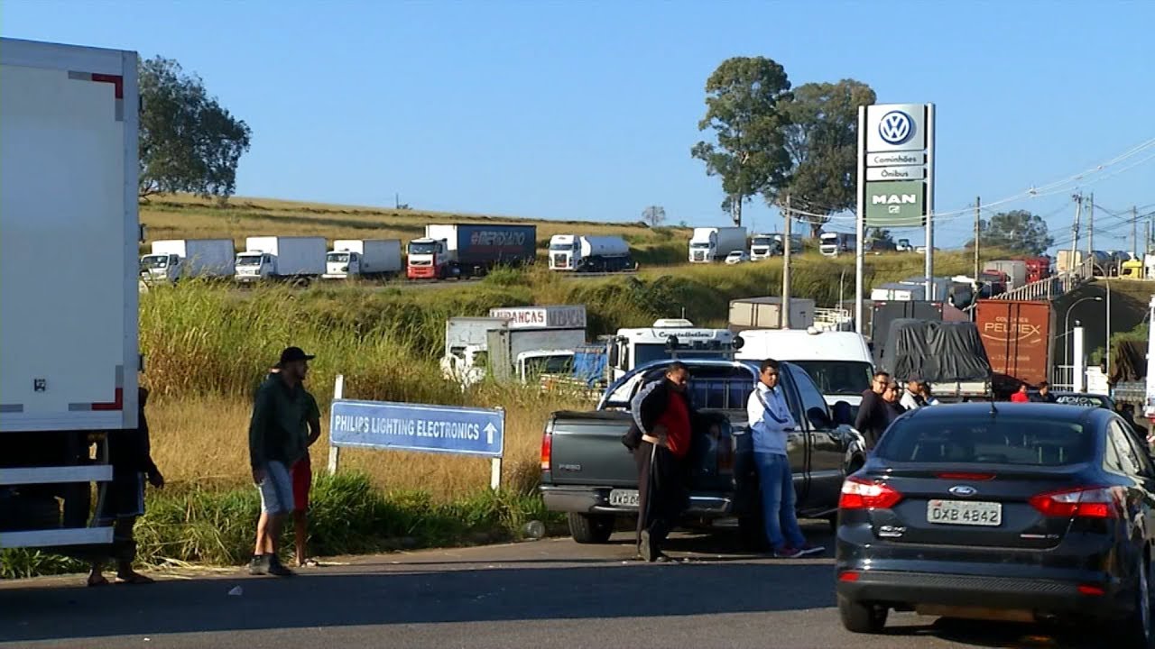 Greve dos caminhoneiros chega ao 5º dia