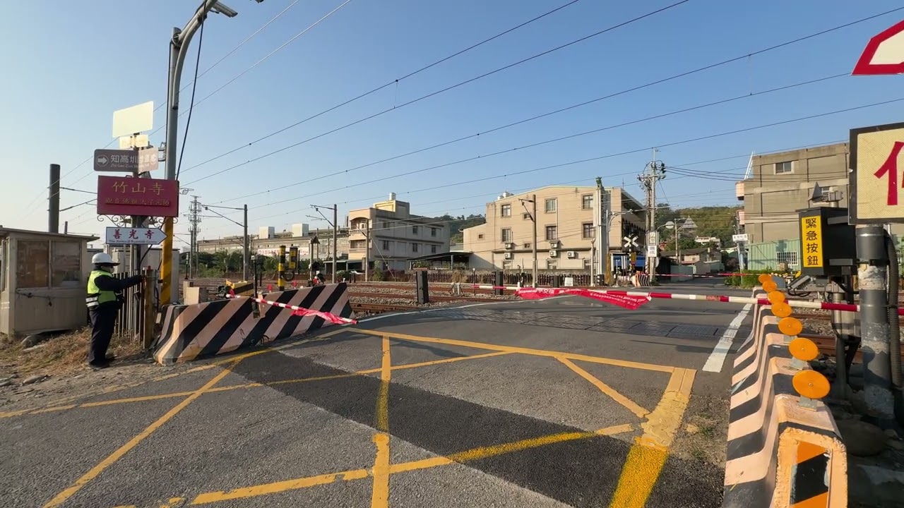 (1150208) 台中市烏日區登寺巷平交道132次EMU3000型新自強號通過#記得按讚分享跟訂閱唷 #記得按讚分享跟訂閱唷 #記得按右上角三個點點可提高畫質至1080p #求流量觀看