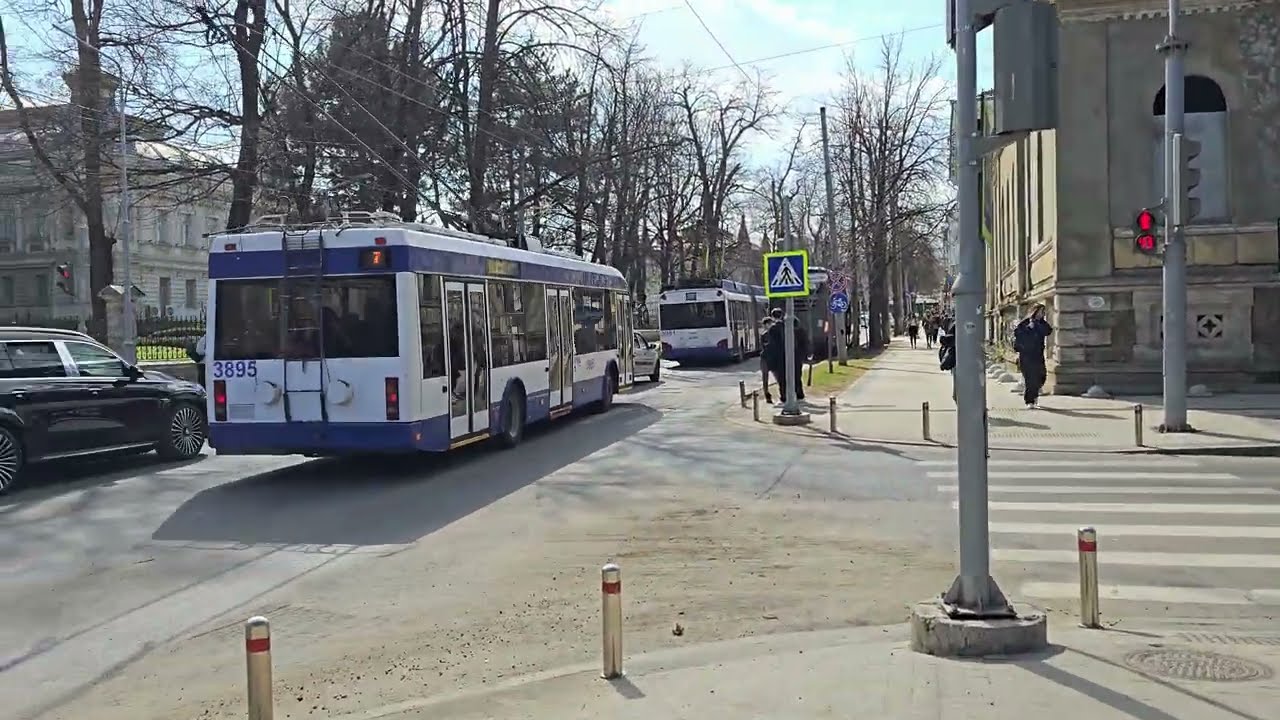 В историческом центре города, парк.
