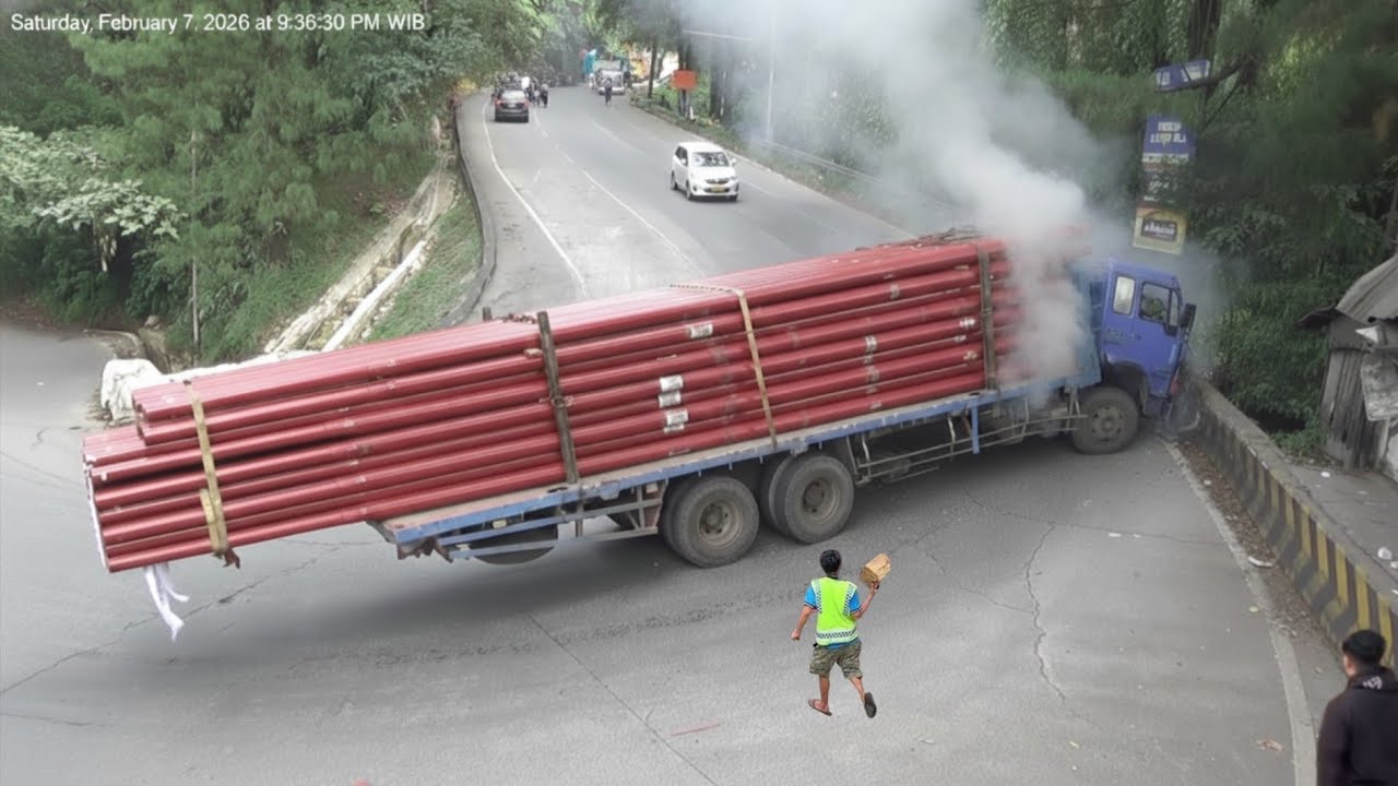 Ngeri‼️Menit Menit M3ngerikan Truk Fuso Muatan Tiang baja Gagal Nanjak Di Tanjakan Sitinjau Lauik