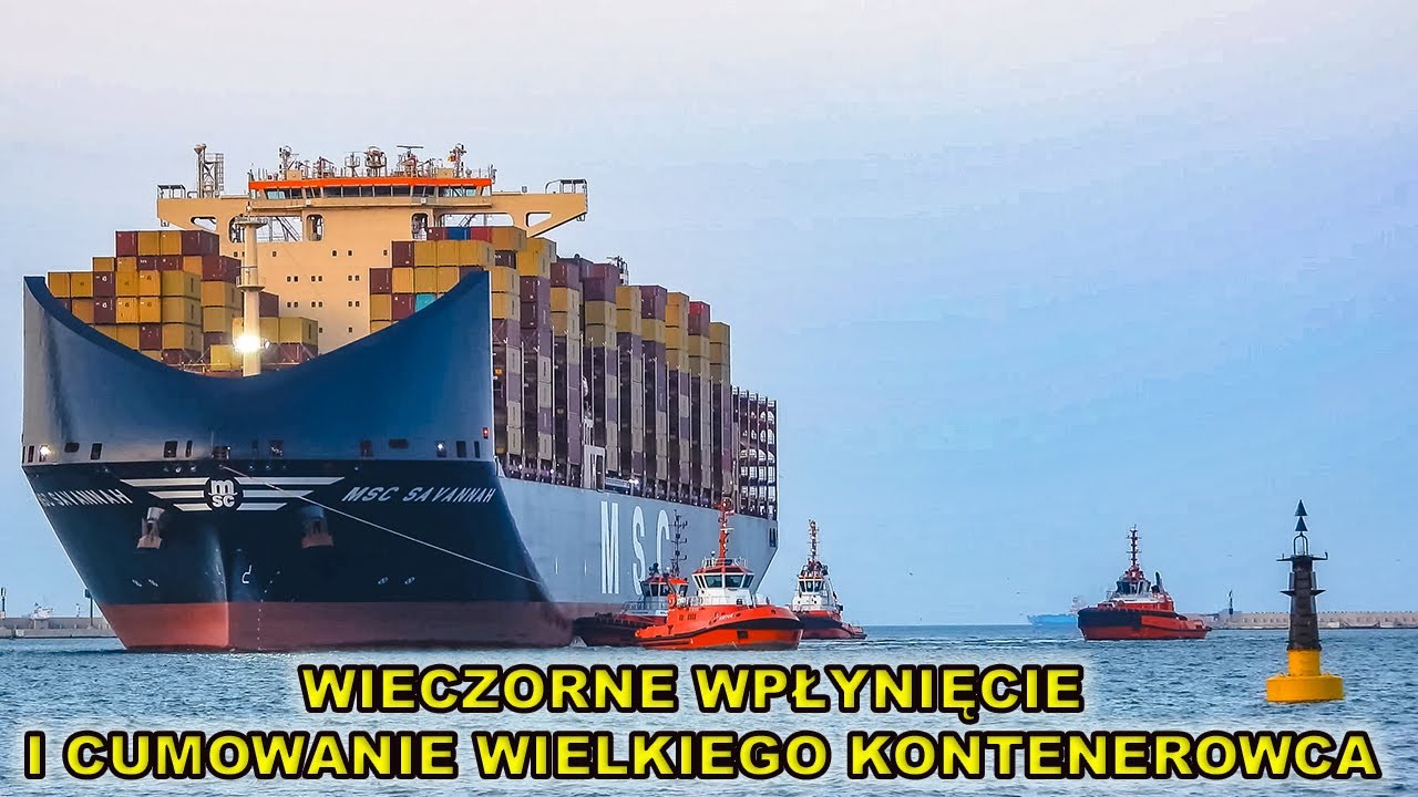 Wieczorne wpłynięcie i cumowanie wielkiego kontenerowca do Baltic Hub.