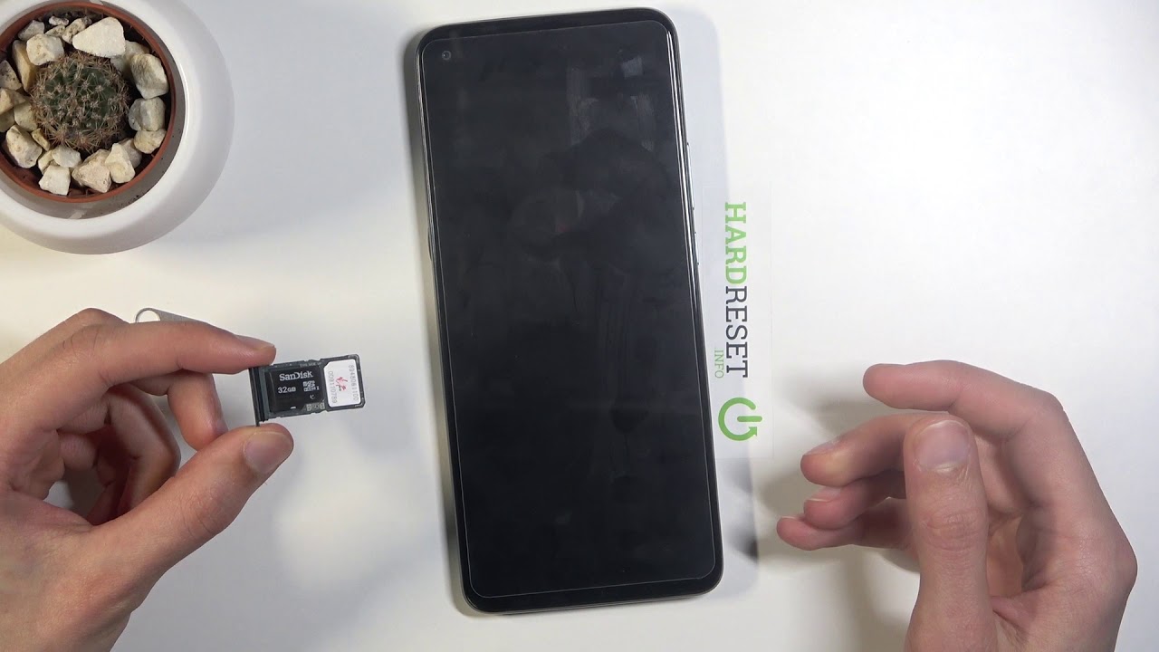 Как вставить SIM-карту и SD-карту в MOTOROLA Moto G9 &ndash; Вставка SIM-карты