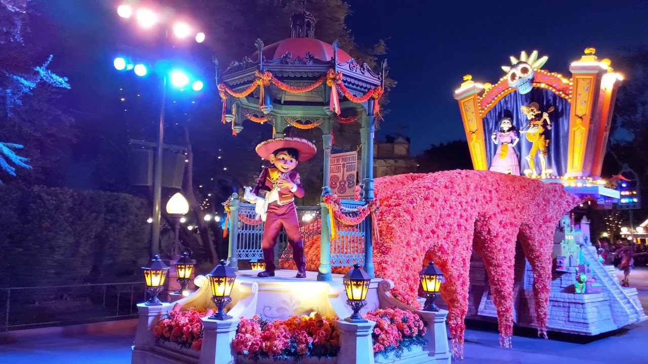 Disneyland's Magic Happens Parade at Night (in 4k)