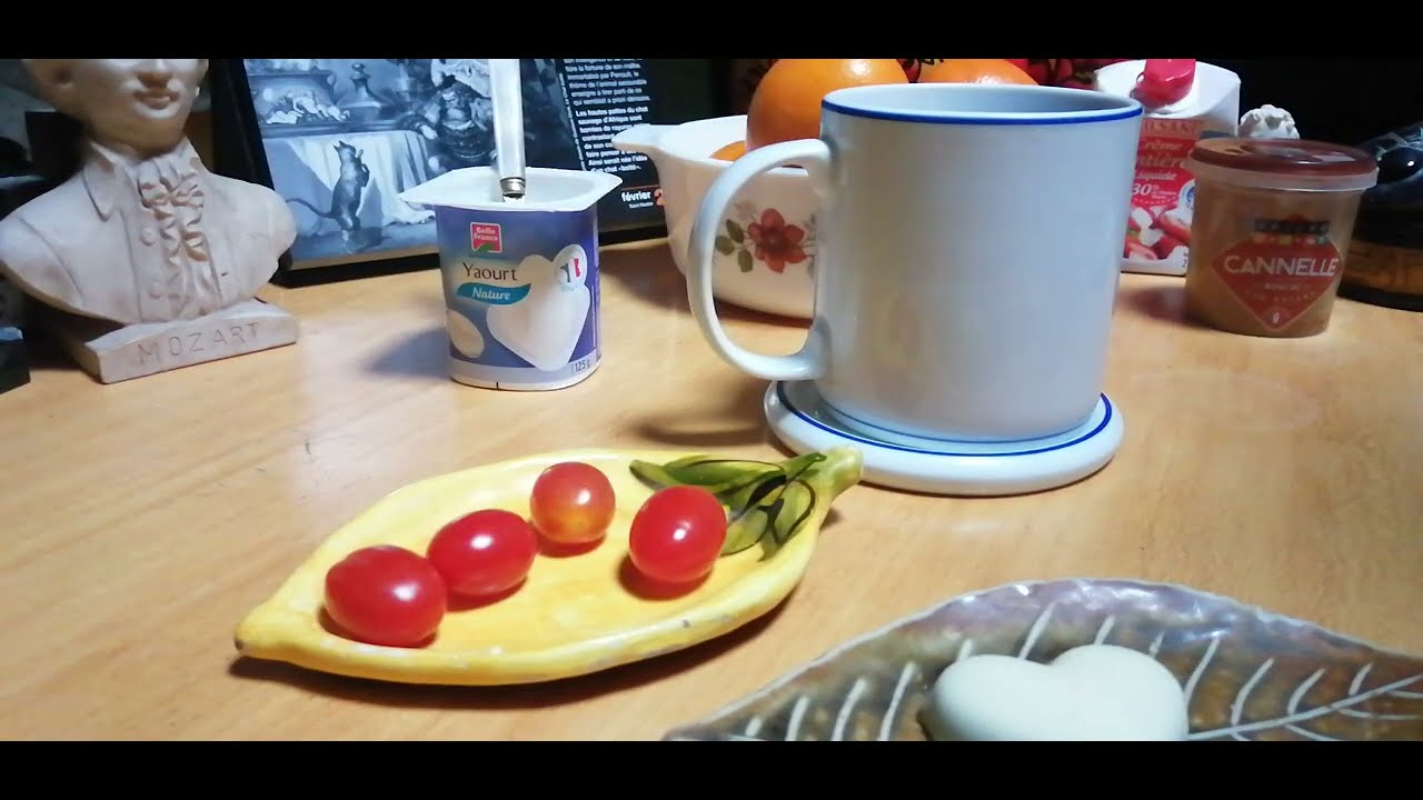 朝の珈琲タイム.実験で黒パンにピーナッツバター,ヨーグルト,はちみつを乗せてみました🙏☕🍞🍫🥛🍯🍳🍌🍊