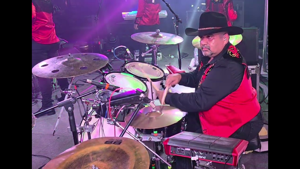 Raul Cavazos baterista  Merequeteando  Los Negrete 