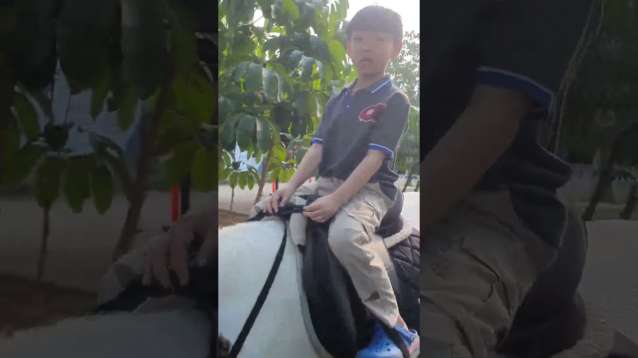 Jayden Naomi naik kuda happy