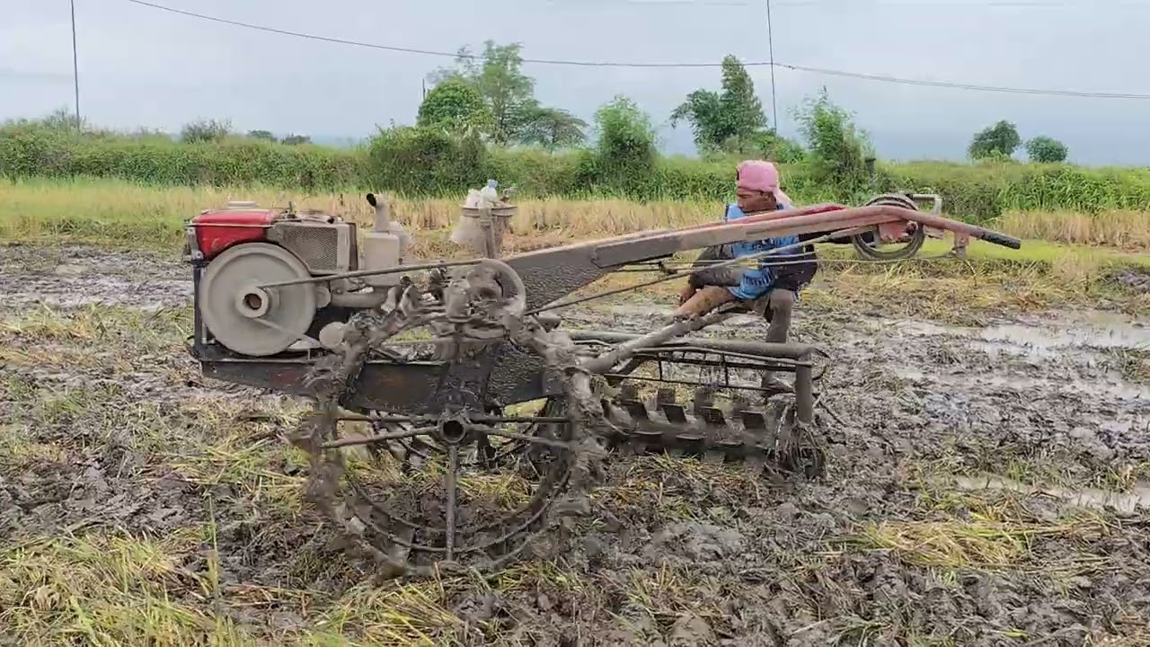 TRAKTOR CIREBON MEMBAJAK TANAH SAWAH DENGAN GLEBEK PUTAR JOKI CUNGKRING HAND TRACTOR 001
