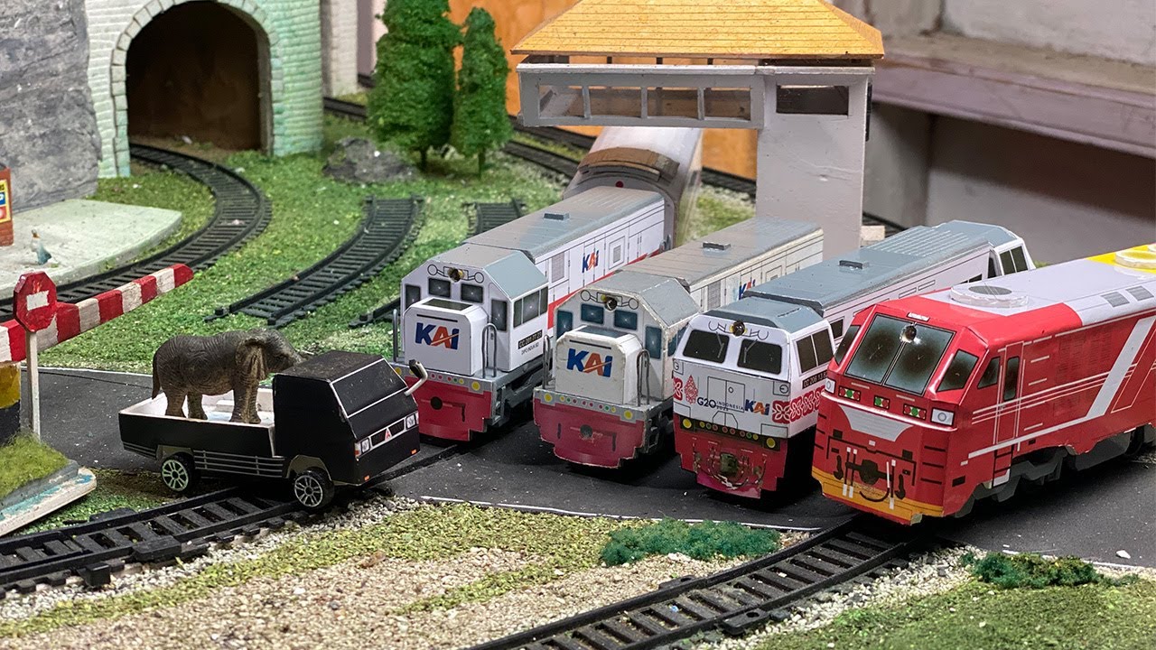Unboxing dan Merakit Kereta Api CC201 Terbaru Anjlok Menabrak PickUp Pembawa Gajah Di Palang Pimtu