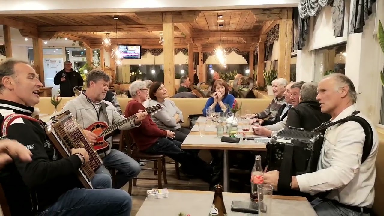 Nach dem Musik-Stammtisch gemütlich zusammensitzen und aufspielen.