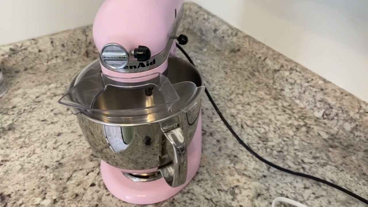 Планетарный миксер KitchenAid Artisan Series 5 Quart с откидной головкой. Пользуюсь им уже 13 лет!