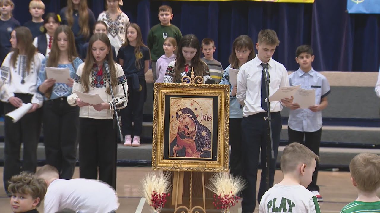 Ukrainian refugee students in Chicago mark fourth anniversary of war with prayer
