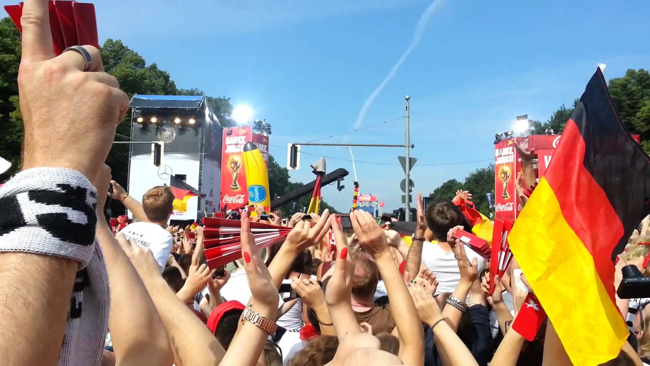 Die Nationalmannschaft kommt nach Hause - Flug LH2014 - Fanmeile
