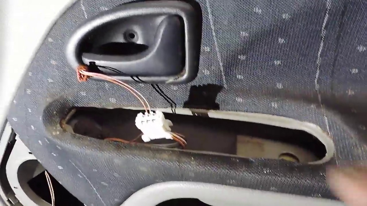 Comment enlever déposer  la garniture de porte AVANT sur Clio2