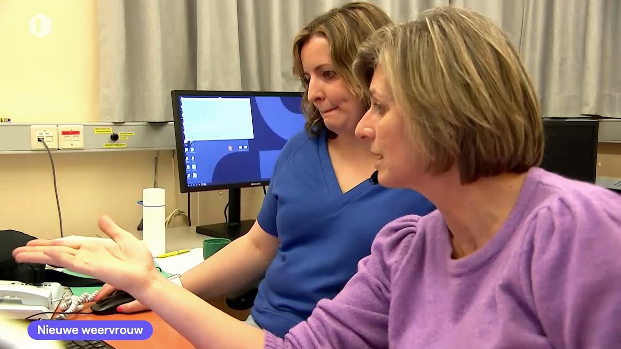 Sabine Hagedoren helpt nieuwe VRT weervrouw Jacotte Brokken op eerste werkdag 3 april 2023