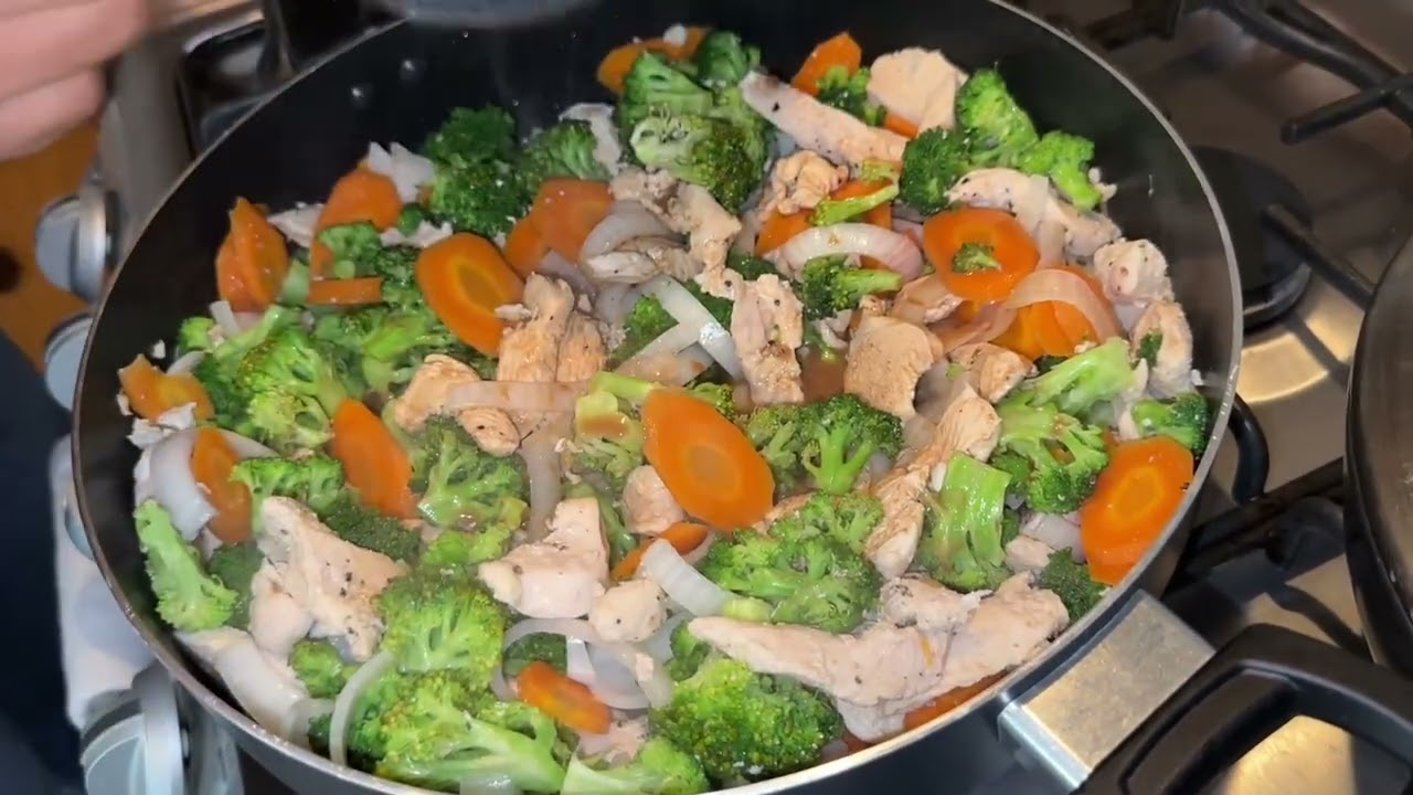 Pollo con brócoli y zanahoria comida China por Kenna Soqui