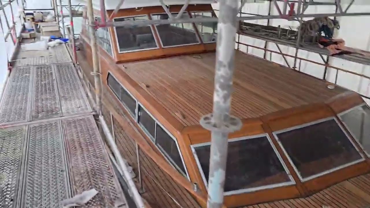 Holzboot Ammerland. Holzschiff Restaurierung. Im neuen Glanz bald startklar. 