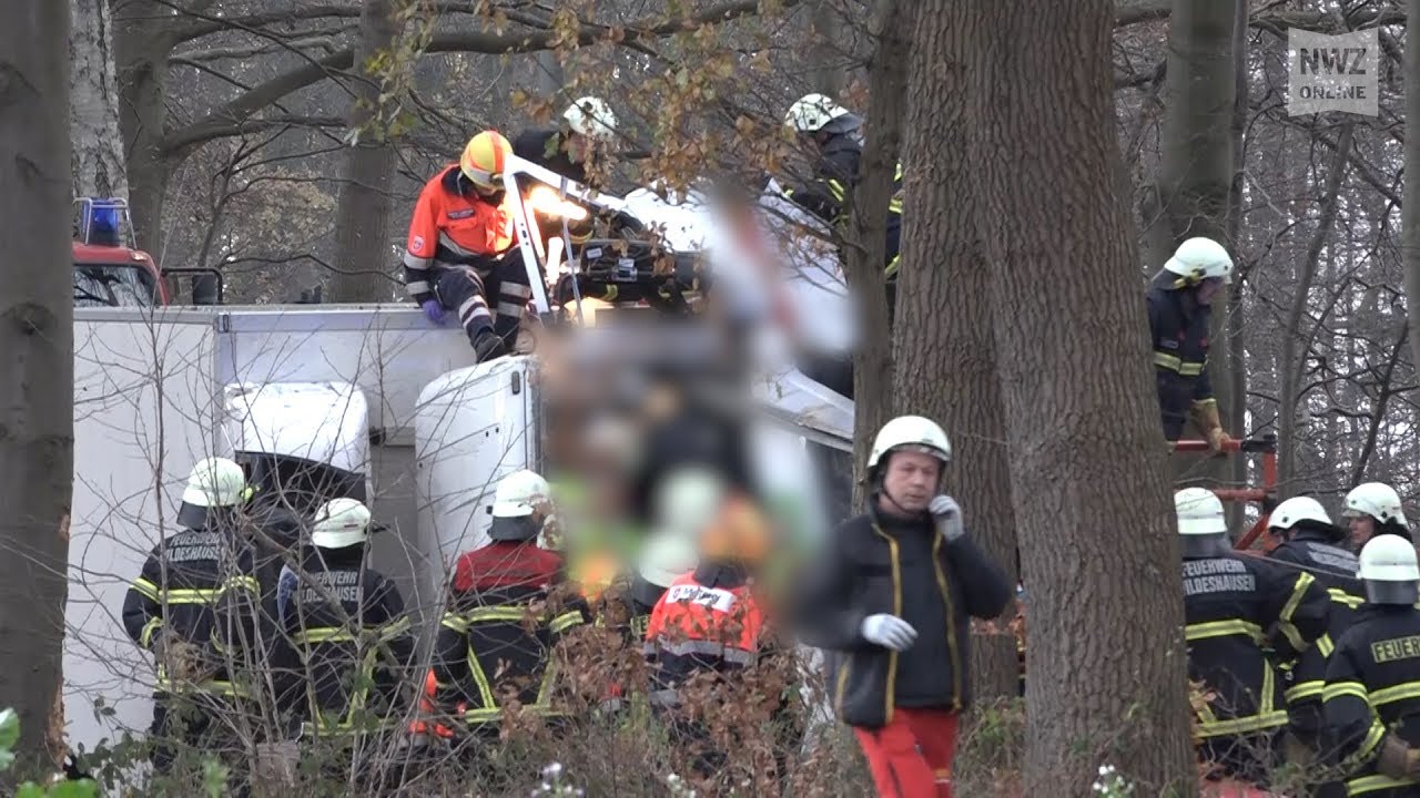 Wildeshausen: Lkw kollidiert mit Baum und kippt auf Straße