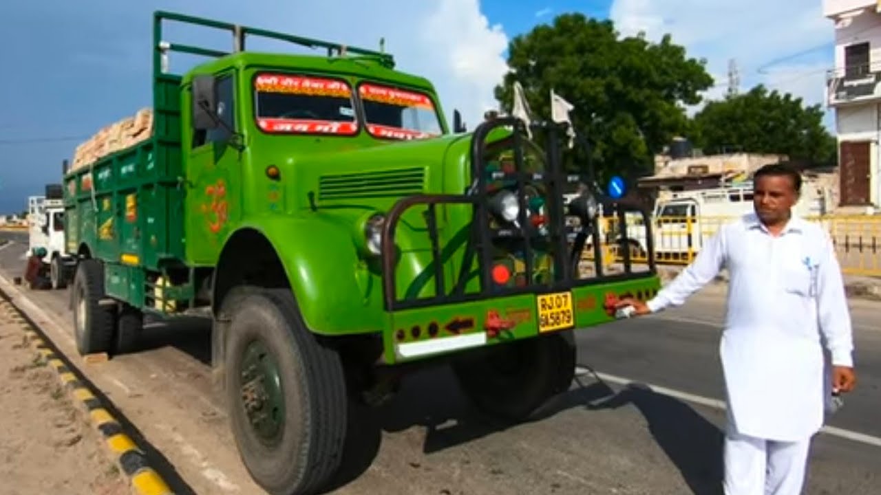 स्टाइल और ताकत दोनों में कोई आ जाओ मुकाबला करके दिखा दो। Vintage Tata Mercedes D model 4x4 truck
