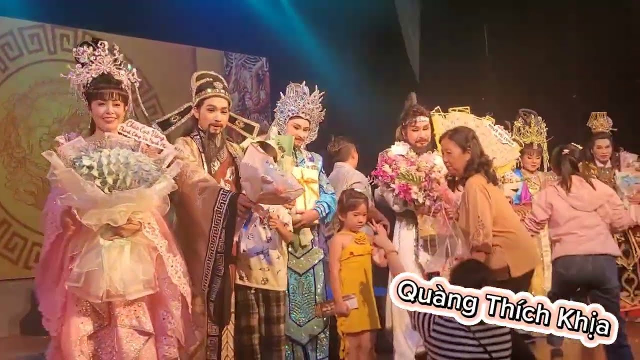 Dàn nghệ sĩ chụp ảnh cùng Vũ Luân - Phương LÊ