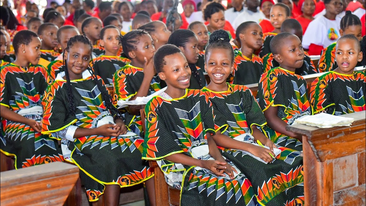 Utoto Mtakatifu Magomeni Waimba Kilatini kwa Ustadi katika Misa ya Sherehe ya Moyo Mtakatifu wa Yesu