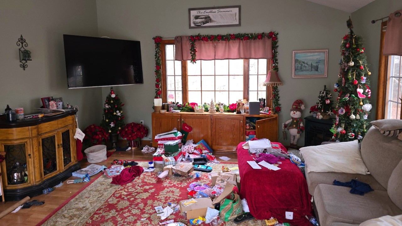 ABANDONED DURING CHRISTMAS - This Haunting Abandoned Mansion Had EVERYTHING LEFT Behind