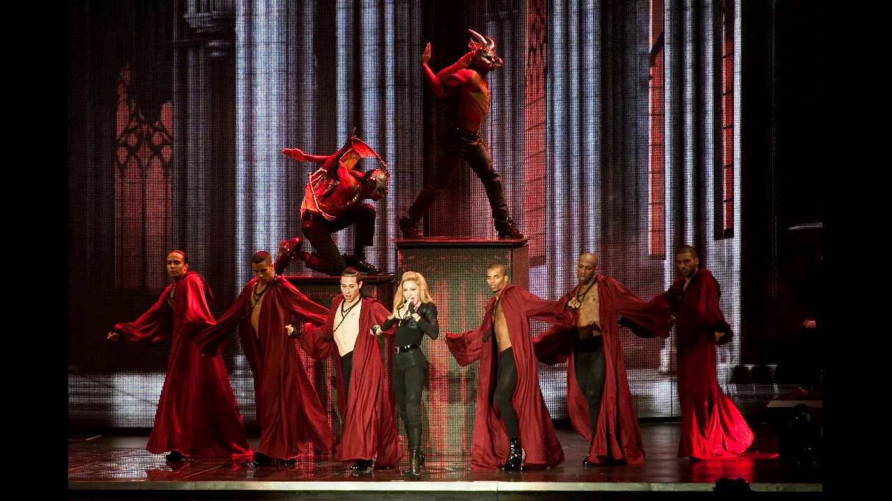 Madonna - Girl Gone Wild (MDNA Tour Studio)
