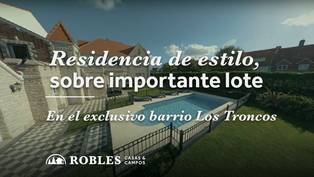 Residencia de estilo, sobre importante lote en esquina del exclusivo barrio Los Troncos