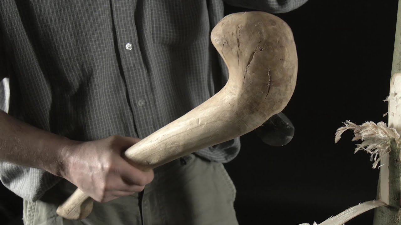 Boeren in de steentijd en bronstijd. Met een bijl uit vuursteen een boom hakken.