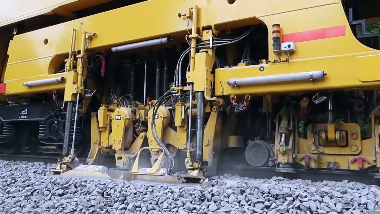 Podbijarka torowa Plasser & Theurer 09-3X Dynamic ZRK-DOM w Poznaniu | 💙🤍 #Railove #train #machine