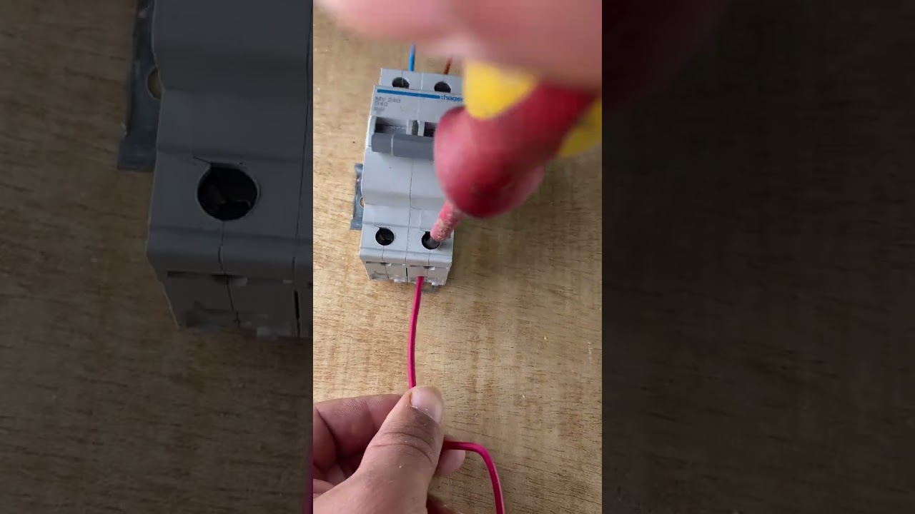 Comment Câbler Un Circuit Va-et-Vient (Interrupteur Double) (How to Wire a Two-Way Switch Circuit)