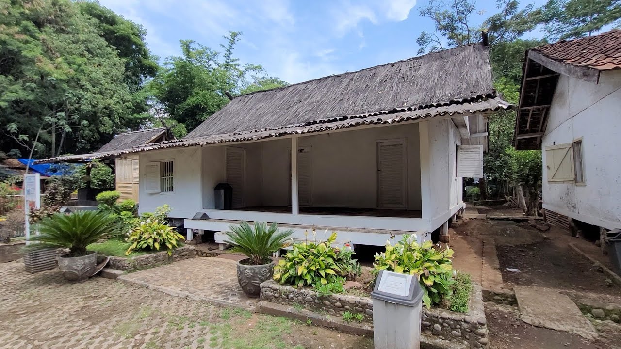 Rumah Adat Kampung Pulo Yang Memiliki Ciri Khas Arsitektur Sunda, Asri Dan Unik Dihiasi Bunga Cantik